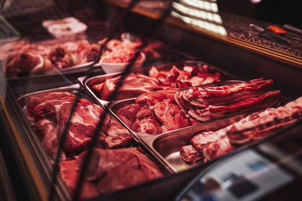 Showcase med freash rått kött i slaktare butik — Stockfoto