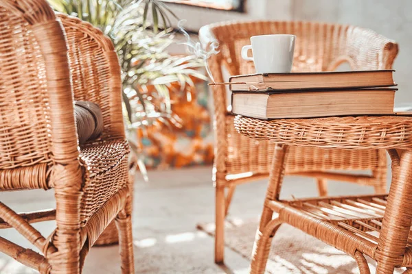 Accogliente camera d'albergo con sedie e tavolo con libri e tazza di caffè — Foto Stock