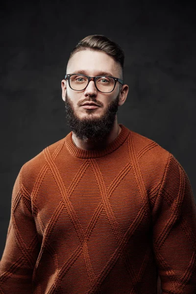 Selbstbewusster und seriöser Typ mit Bart im dunklen Hintergrund — Stockfoto
