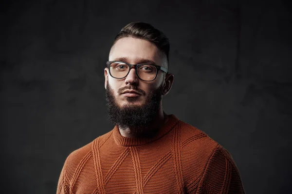 Confiante e sério cara com barba no fundo escuro — Fotografia de Stock