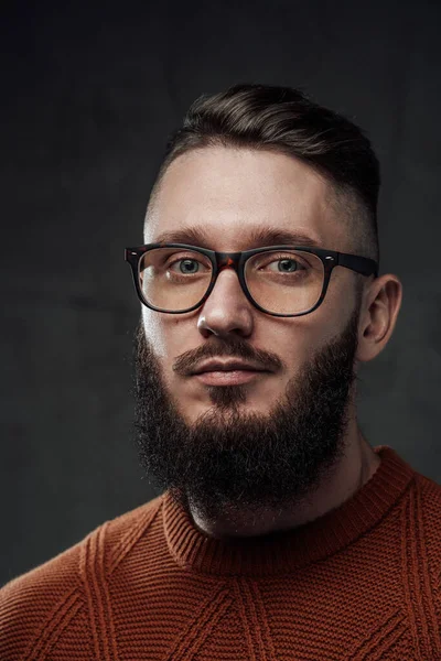 Posing in dark background hipster guy with glasses and glasses — Stock Photo, Image