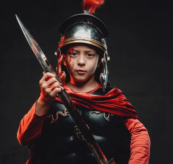 Soldado romano guerrero y juvenil con espada en fondo oscuro — Foto de Stock