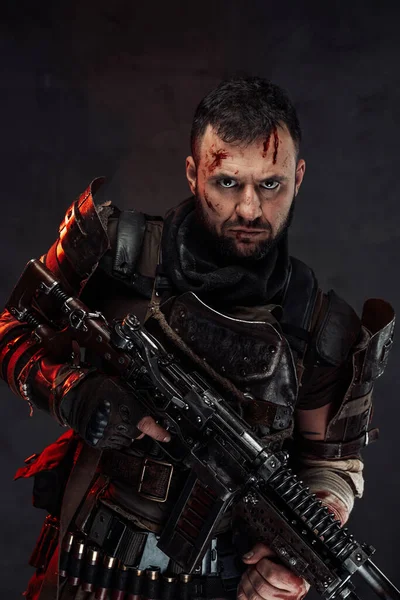 Holding shotgun stalker with damaged head in dark background — Stock Photo, Image