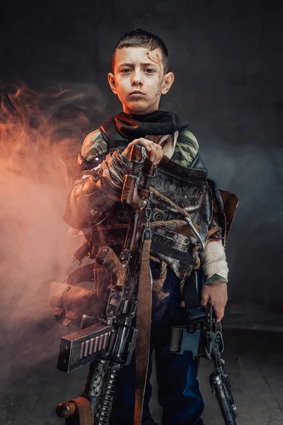 Дошкольный апокалиптический охотник с винтовкой и пистолетом в дыму — стоковое фото