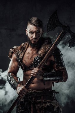 Barbar kuzey denizcisi dumanlı arka planda iki eli baltalı