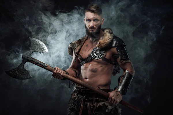 Våldsam vikingakrigare håller sin tvåhands yxa i dimma — Stockfoto
