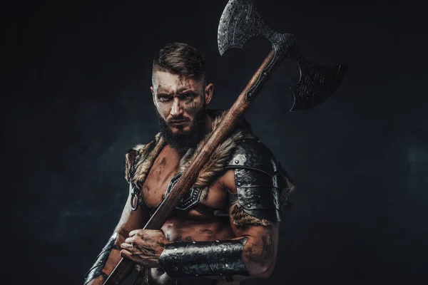 Luchador vikingo medieval sosteniendo un hacha enorme en su hombro — Foto de Stock