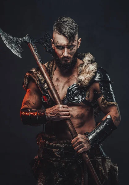 Grimy scandinavian vandal holding his axe on his shoulder — Stock Photo, Image