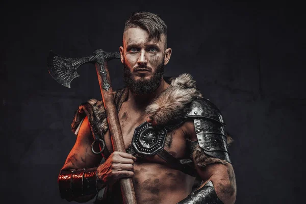 Nordischer Krieger in leichter Rüstung mit riesiger Axt im dunklen Hintergrund — Stockfoto