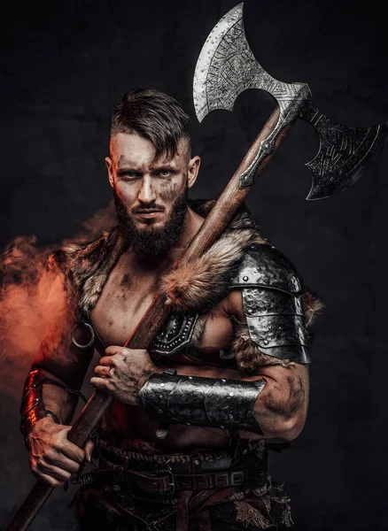 Medieval scandinavian barbarian with huge axe in foggy background — Stock Photo, Image