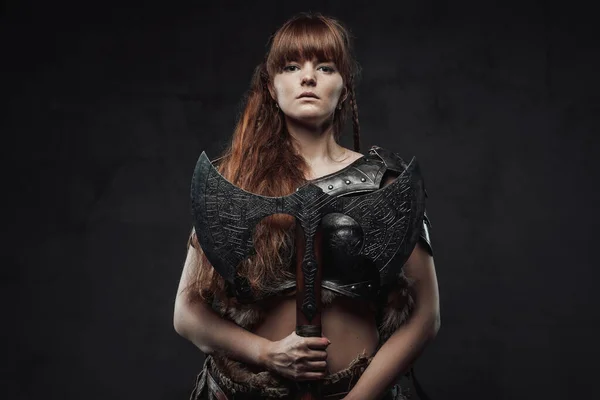 美しいです女性vikingともに二つの手提げ斧で黒 — ストック写真