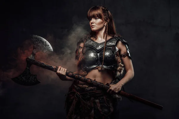 Fashion of nordic amazon with two handed axe in foggy background — Stock Photo, Image