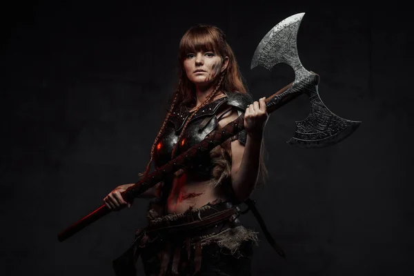 Grimy northern amazon wielding two handed axe — Stock Photo, Image
