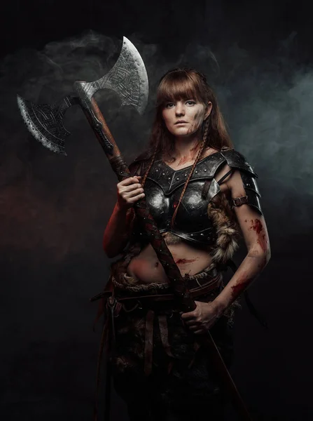 Grimy northern amazon wielding axe in smokey background — Stock Photo, Image