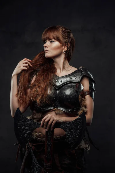 Hermosa mujer vikinga con hacha de dos manos en fondo oscuro — Foto de Stock