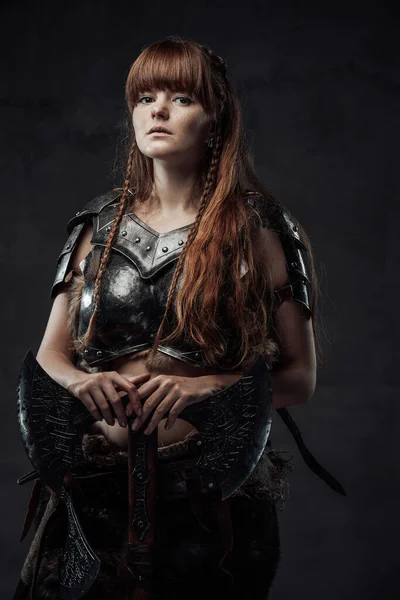 Hermosa mujer vikinga con hacha de dos manos en fondo oscuro —  Fotos de Stock