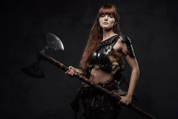 両手斧で武装した危険な北部の女性 — ストック写真