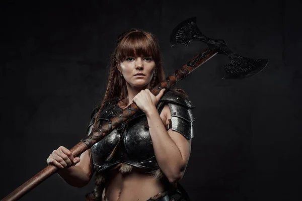 Fashion of nordic amazon with two handed axe in foggy background — Stock Photo, Image