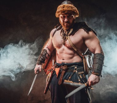 Balta ve bıçakla vahşi İskandinav barbarları.