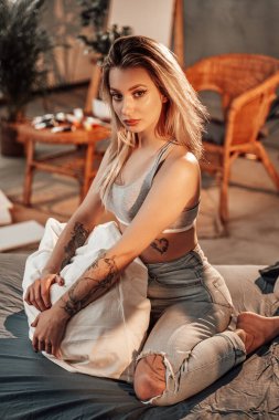 Stüdyo odasında yastıklı, baştan çıkarıcı bir kadın.