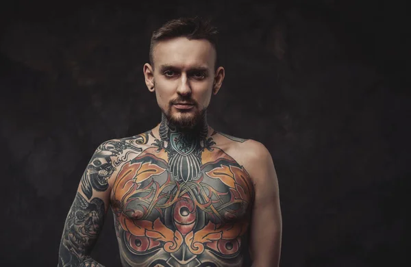 Meztelen tetovált hipster pózol sötét háttér nézi kamera — Stock Fotó