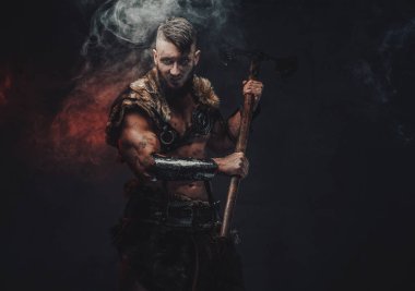 Siyah arka planda iki eliyle Viking 'e saldırmış.