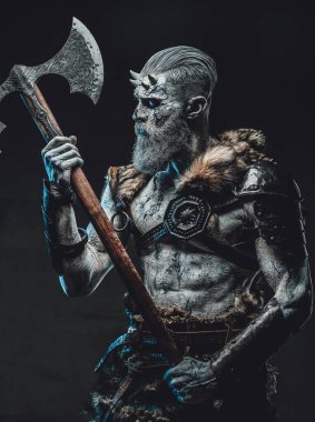 Atmosferik karanlık arka planda baltalı ölü kralla donatılmış.