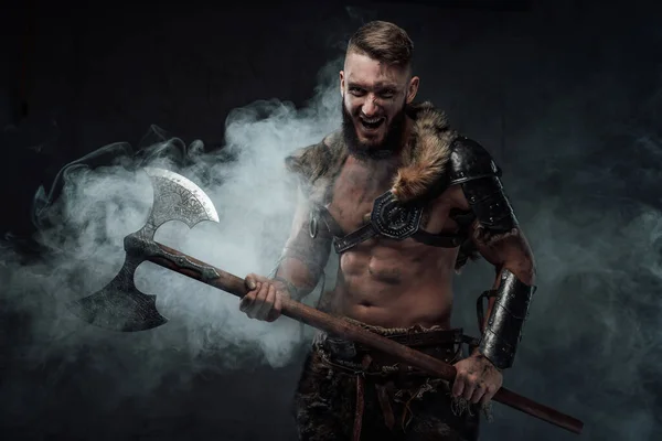 Våldsam vikingakrigare håller sin tvåhands yxa i dimma — Stockfoto