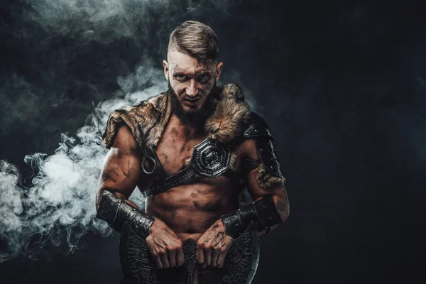 Marinero vikingo en armadura con piel sosteniendo hacha de dos manos — Foto de Stock