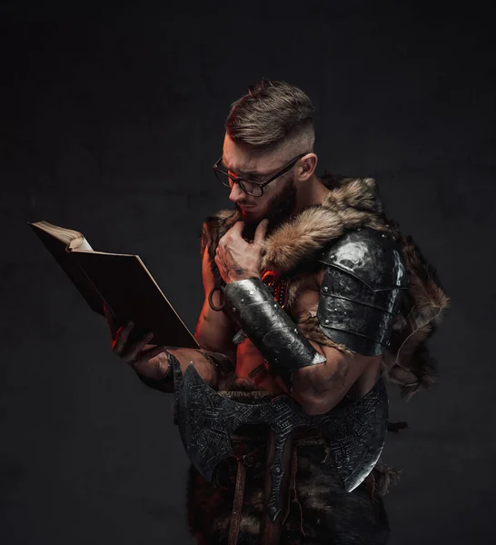 Inteligente vikingo leyendo un libro en un fondo oscuro —  Fotos de Stock