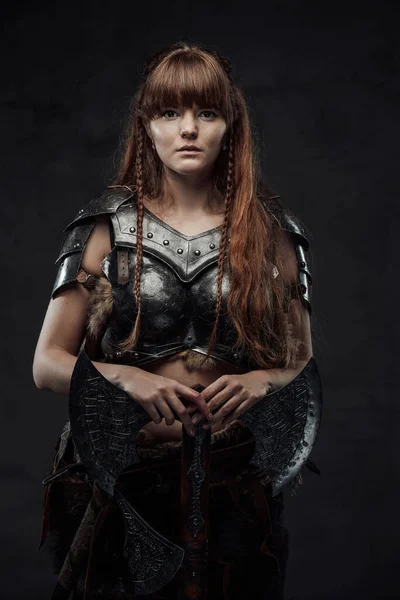 Gyönyörű nő viking kétkezes balta sötét háttérrel — Stock Fotó