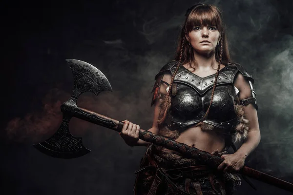 Fashion of nordic amazon with two handed axe in foggy background — Stock Photo, Image