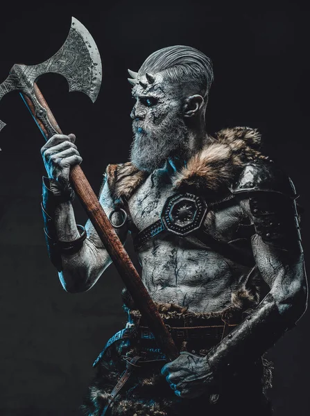 Armed with axe dead king in atmospheric dark background — Stock Photo, Image