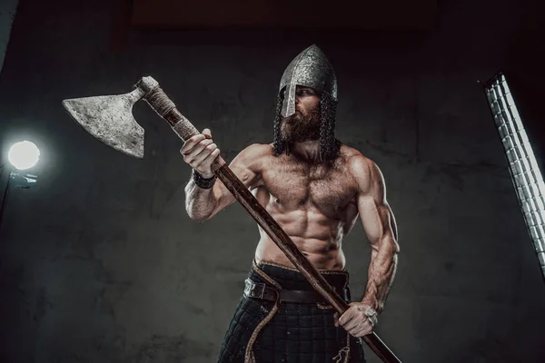 Viking avec torse nu et barbe posant en arrière-plan sombre — Photo