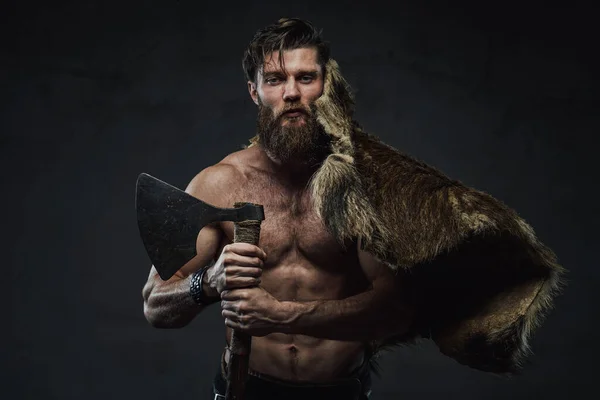 Vahşi ve üstsüz Viking, arka planda baltayla poz veriyor. — Stok fotoğraf