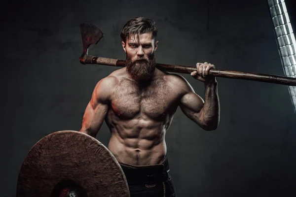 Medeltida viking med yxa och hjälm i mörk bakgrund — Stockfoto