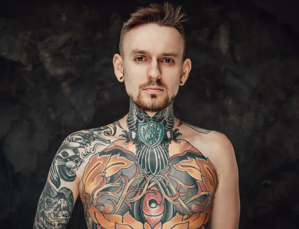 Desnudo tatuado hipster poses en fondo oscuro mirando a la cámara — Foto de Stock