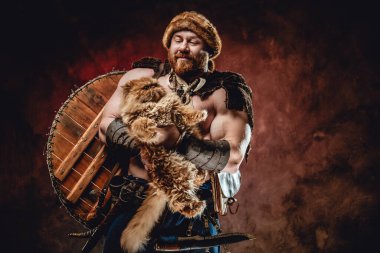 Siyah ve kırmızı arka planda evcil kedisi olan Viking.