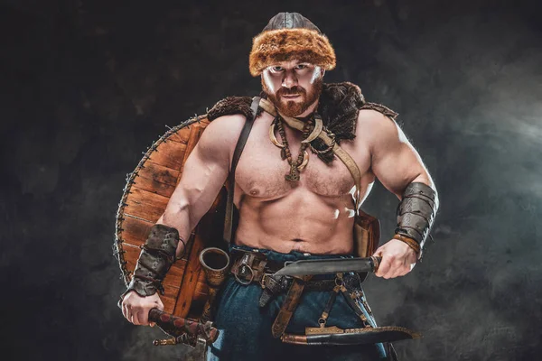 Nu e muscular viking com armado com machado e faca — Fotografia de Stock