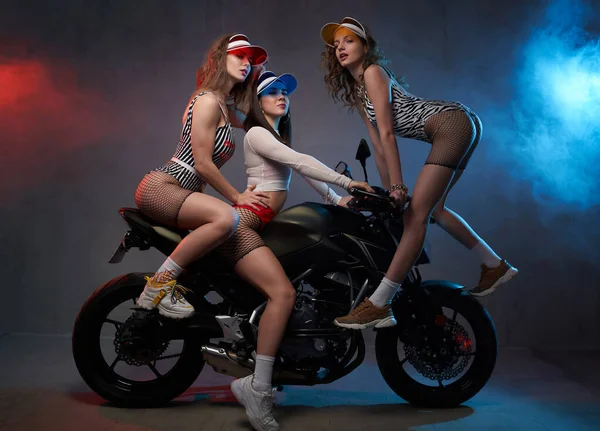 Beleuchtete Raucherzimmer und weibliche Models posieren auf dem Fahrrad — Stockfoto