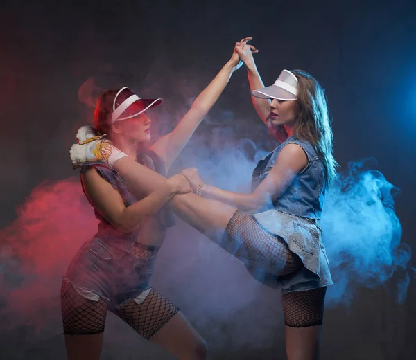 Χαριτωμένη και γοητευτική ομάδα δύο κοριτσιών που χορεύουν σε ατμοσφαιρικό στούντιο — Φωτογραφία Αρχείου