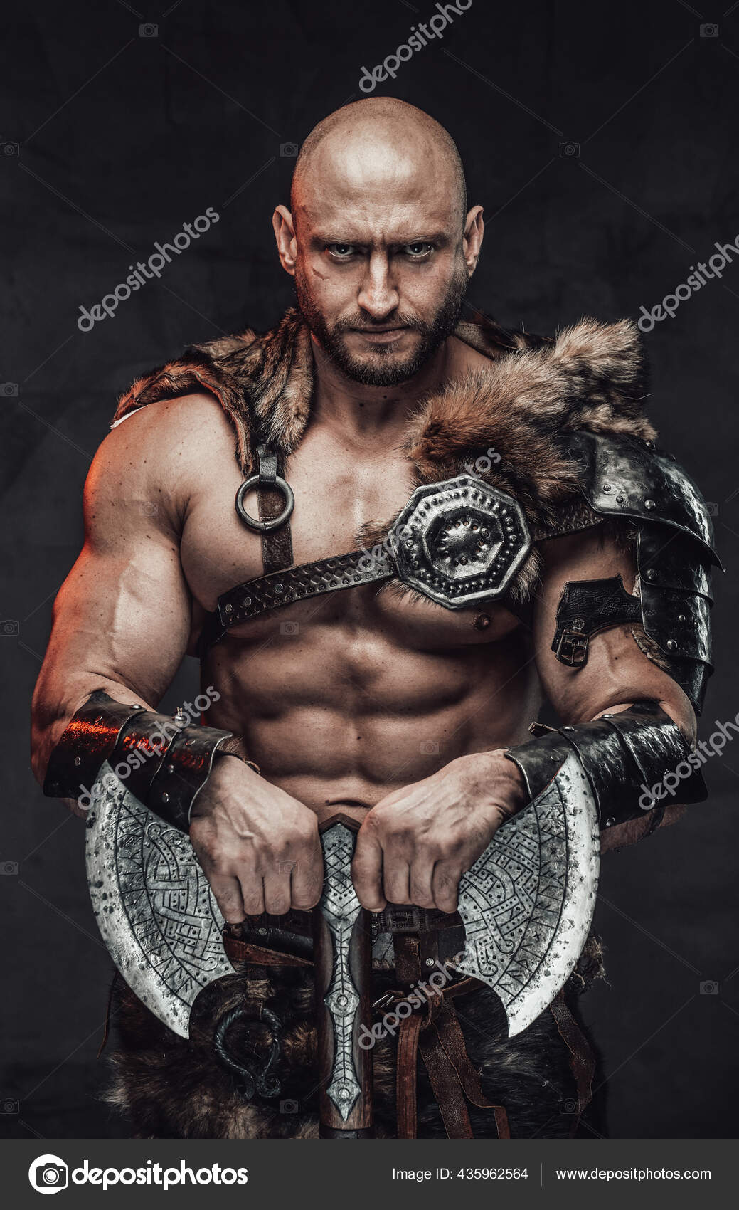 이중 도끼를 들고 어두운 배경에서 포즈를 취하고 있는 심각 한 대머리 대머리 대머리 수리 — 스톡 사진 © fxquadro  #435962564, image size:1039x1700