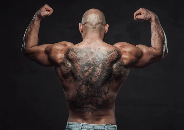 Sterke Kaukasische bodybuilder toont zijn gespierde rug — Stockfoto