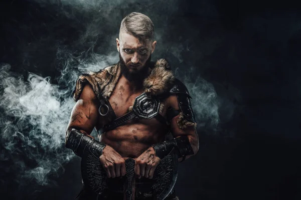 Nordic barbar i ljus rustning i rökig bakgrund med yxa — Stockfoto
