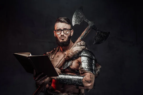 Trieste viking met een boek en twee handen bijl in donkere achtergrond — Stockfoto