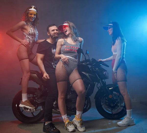 髭のあるマシンと3人の女の子とともにバイクで光沢のあるスタジオ — ストック写真