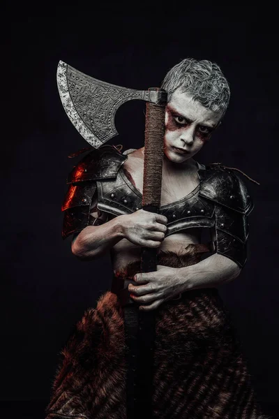 Schwerer Barbar mit Axt posiert vor dunklem Hintergrund — Stockfoto