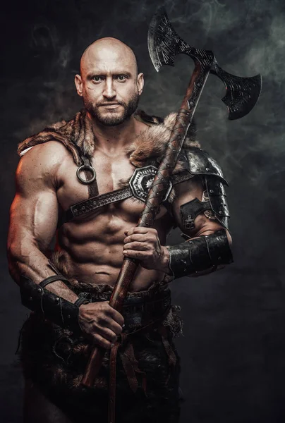 Muscular and grimy viking with hairless head and huge axe — Stock Photo, Image