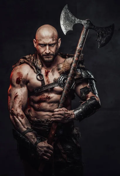 Muscular and grimy viking with hairless head and huge axe — Stock Photo, Image