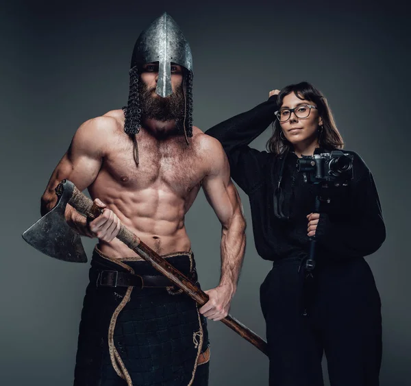 Bearded shirtless guy with helmet and axe with photographer — Stock Photo, Image